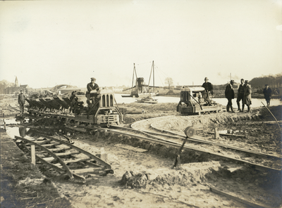 222491 Afbeelding van de werkzaamheden ten behoeve van de aanleg van de Veilinghaven te Utrecht, op de voorgrond een ...